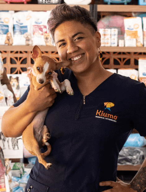 Médico veterinario con un perro